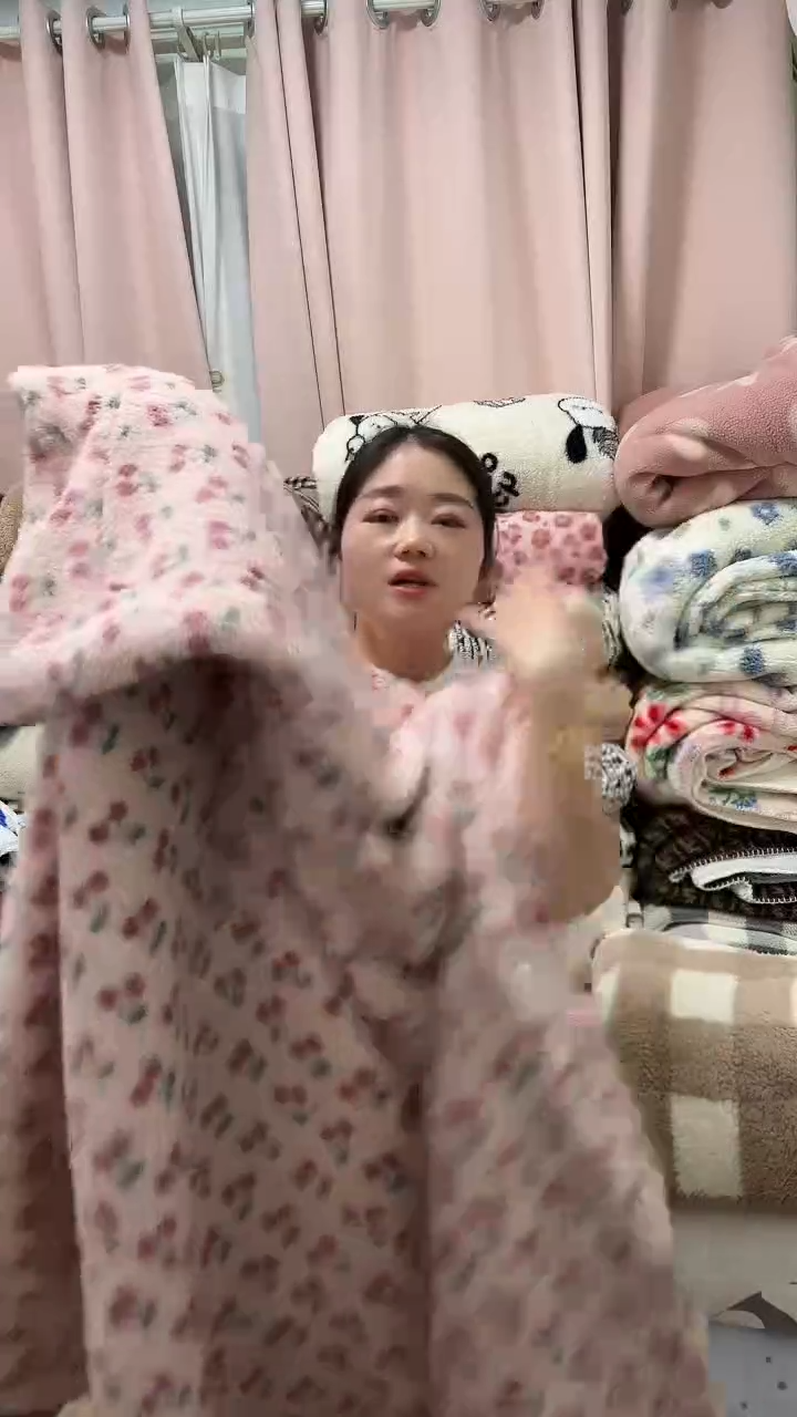 聚酯纤维1.5-2粉樱桃-盖毯