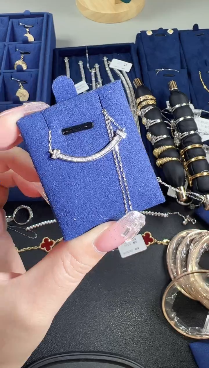 【闪购商品】钻石项链18K金镶嵌微笑项链hgt