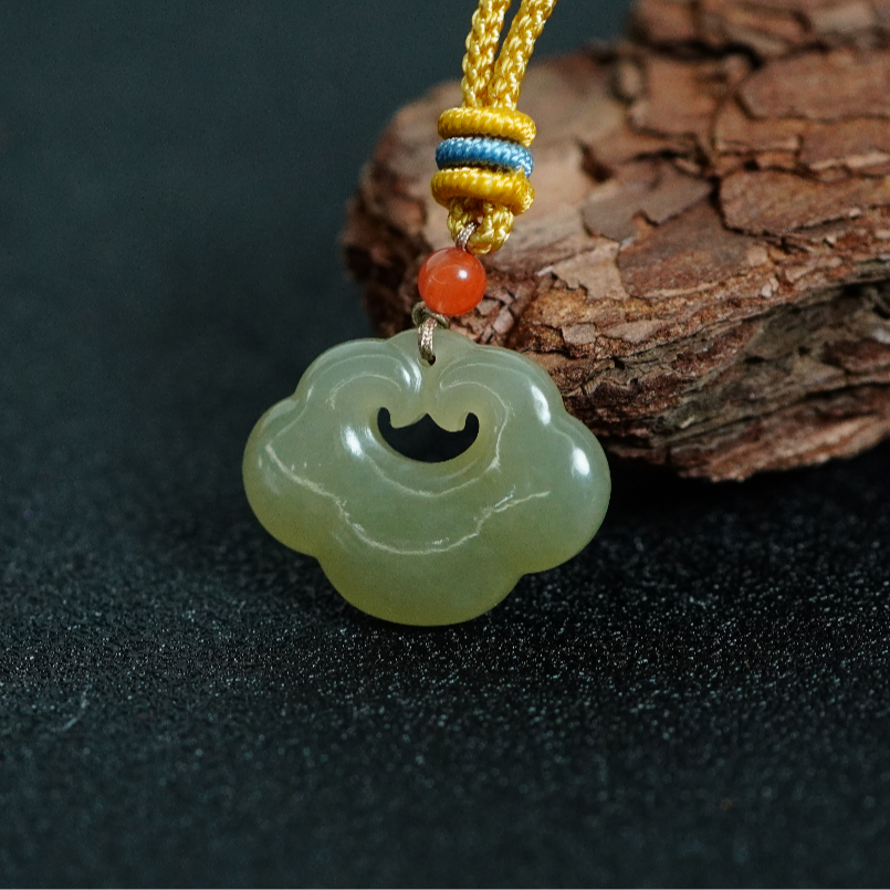 和田玉如意锁吊坠 C073102