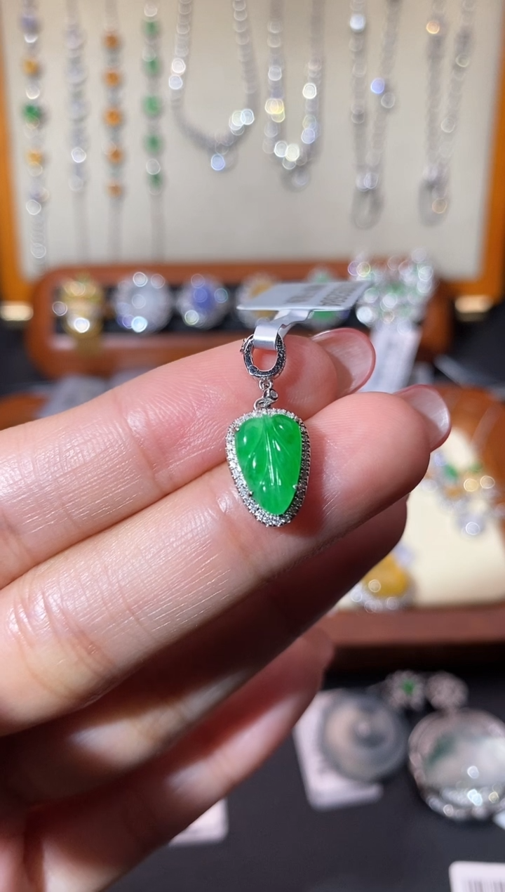 【闪购商品】翡翠吊坠(不含链)18K金镶嵌吊坠