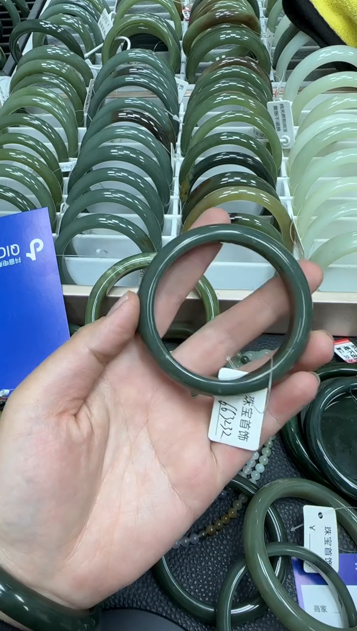 【闪购商品】和田玉手镯未镶嵌天然和田玉有天然结构