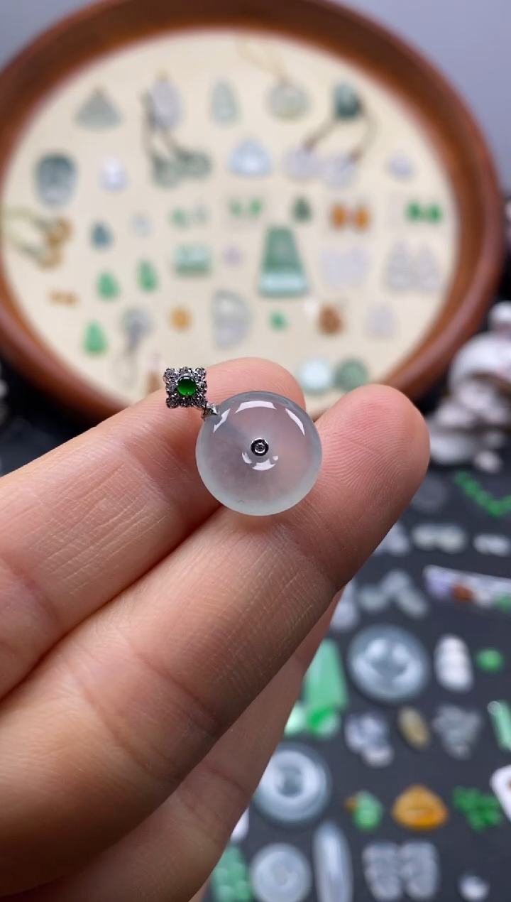 颈饰18K金镶嵌翡翠冰扣子/芬