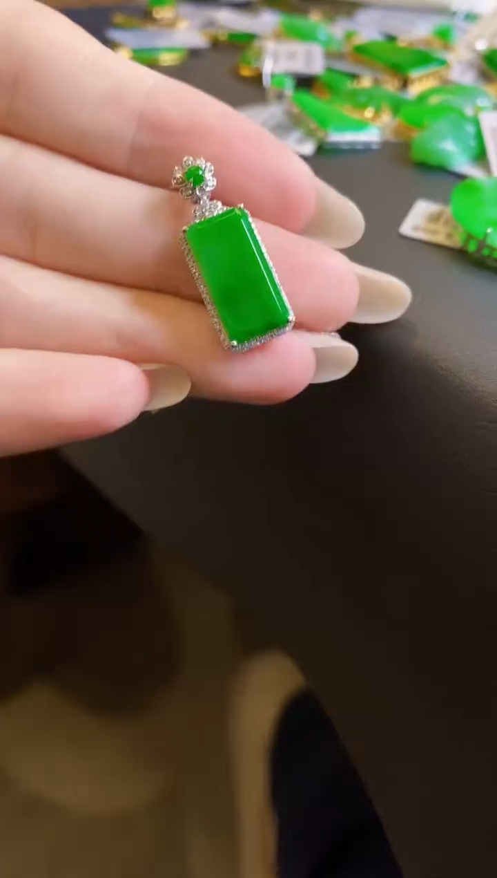 【闪购商品】翡翠颈饰18K金镶嵌无事牌