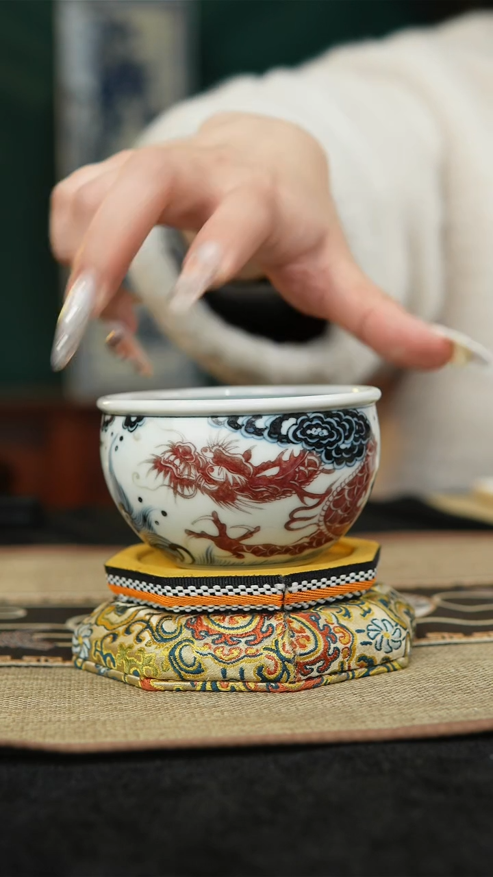 【闪购商品】青花釉里红龙纹主人杯