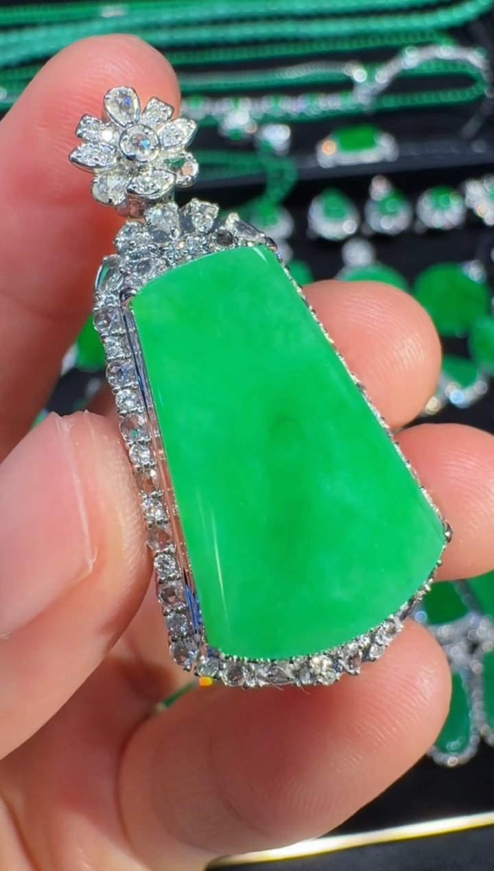 【闪购商品】翡翠吊坠(不含链)18K金镶嵌冰阳绿方牌