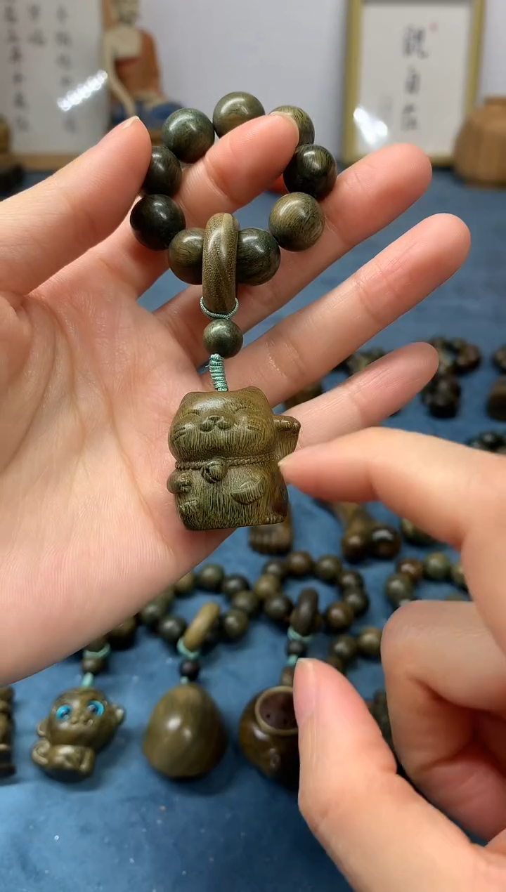 【闪购商品】维腊木（绿檀）把件招财猫 盘玩件