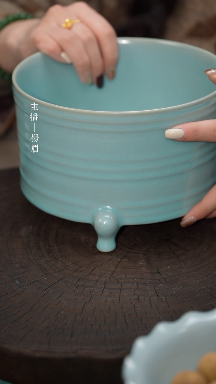 【闪购商品】三足弦纹尊（不完美18cm带包装——龙眉