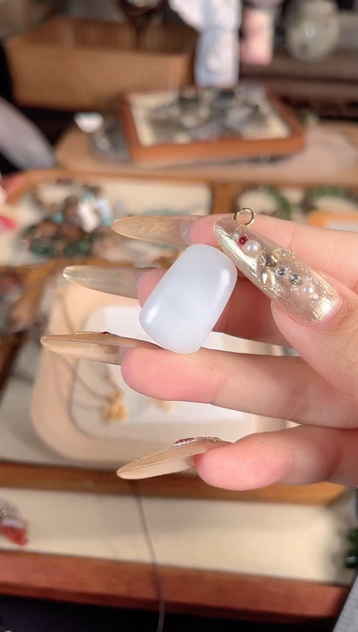 吊坠(不含链)18K金镶嵌和田玉多样性发其一孤品默认微瑕