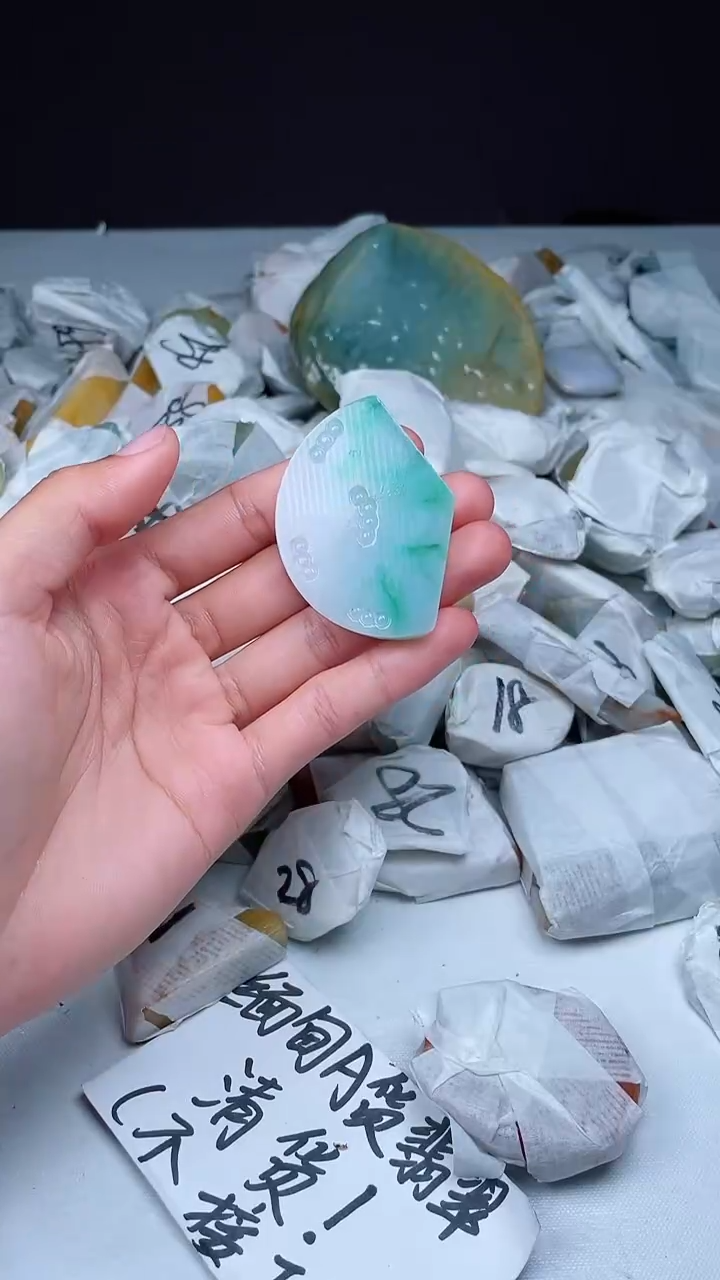 翡翠未镶嵌颈饰翡翠