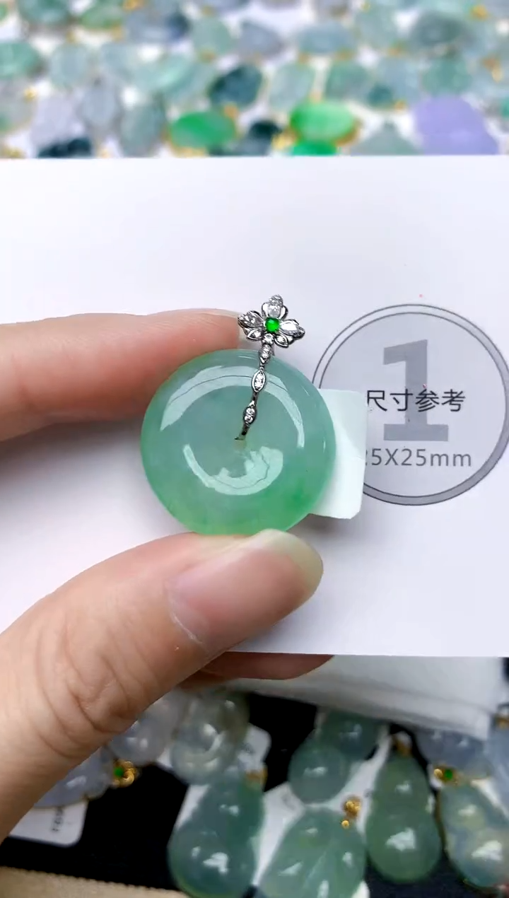 颈饰18K金镶嵌翡翠天然A货翡翠