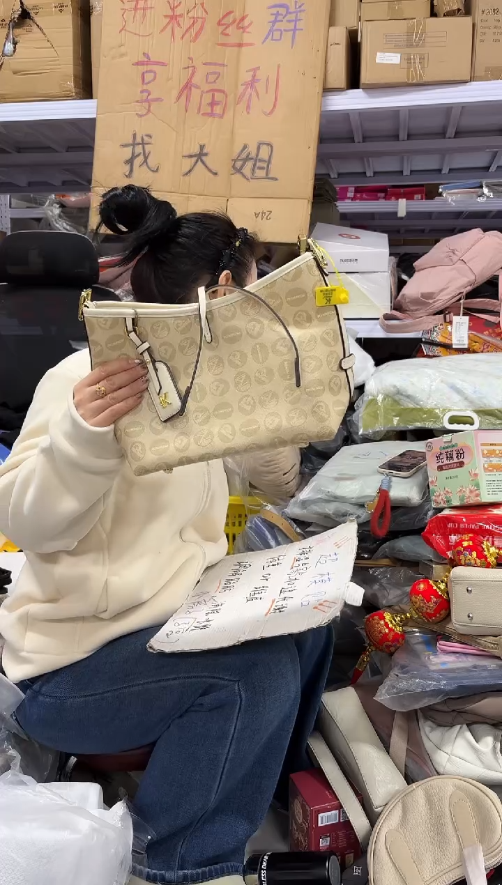 PVC点点小红心 没关注的关注一下主播 