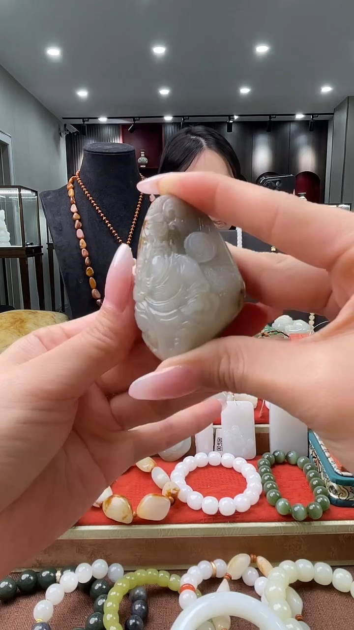 颈饰未镶嵌和田玉吊坠