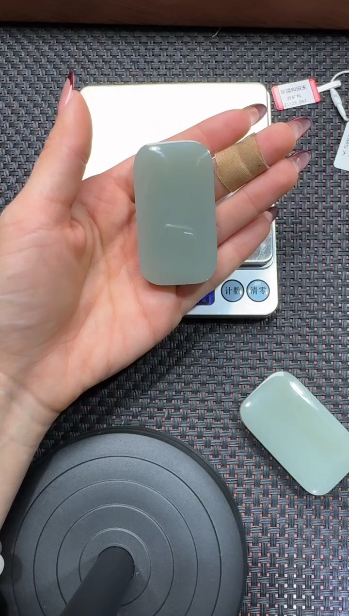 吊坠(赠链)未镶嵌和田玉近矿无事牌