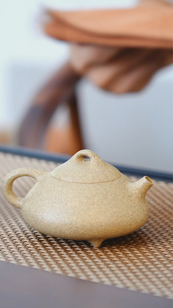 茶壶紫砂宜兴原矿紫砂壶 芝麻段 三足文瓢 150cc