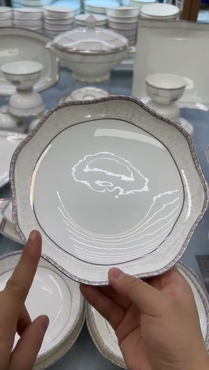 骨瓷玲珑8花2个    