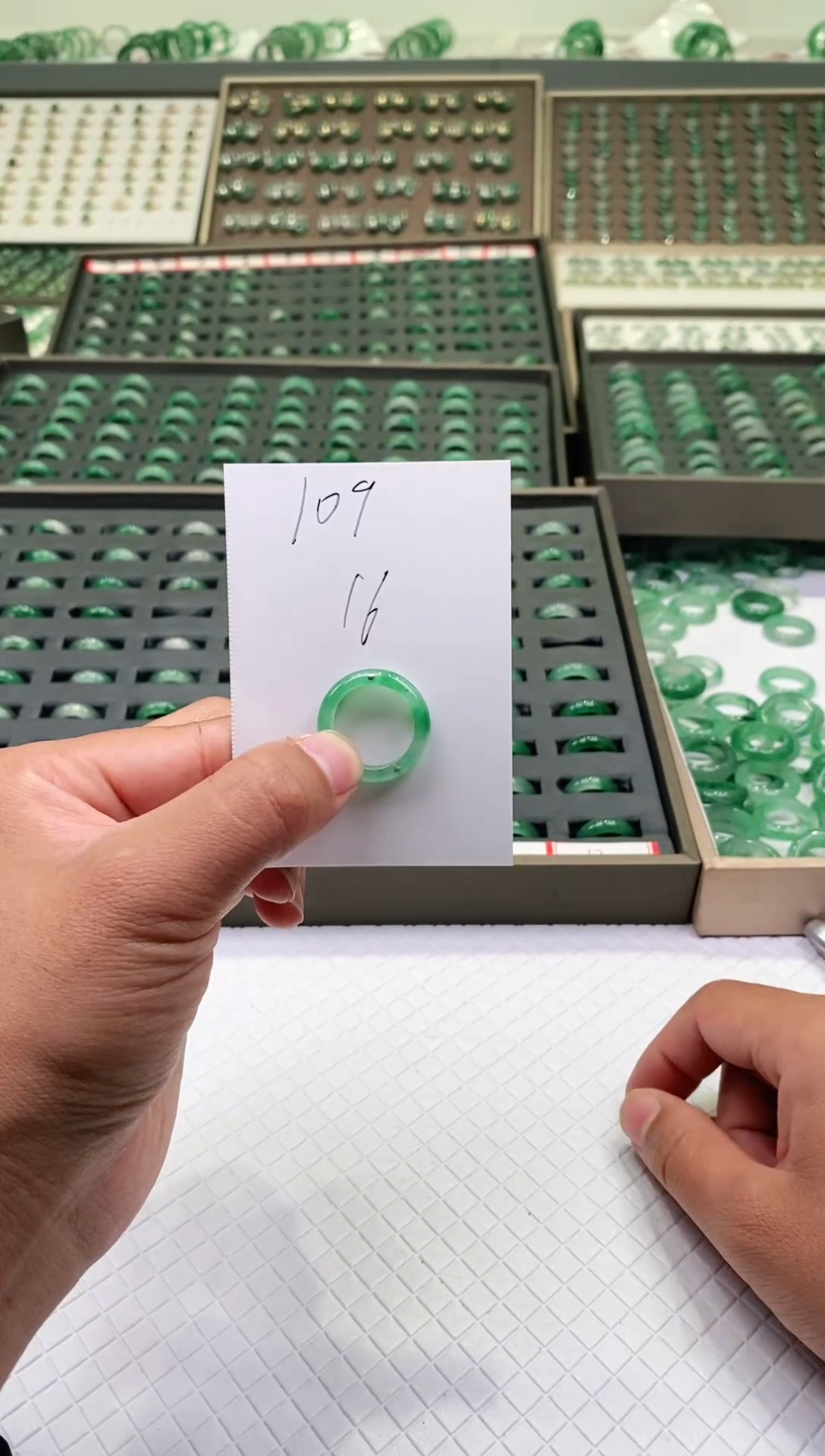 未镶嵌石英质玉（非洲翠）戒圈微瑕戒圈16