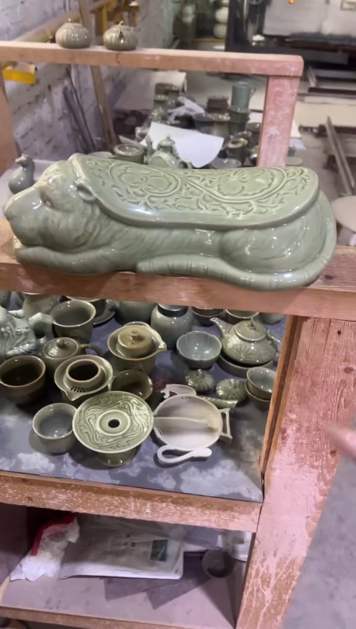 耀州窑青瓷老虎枕