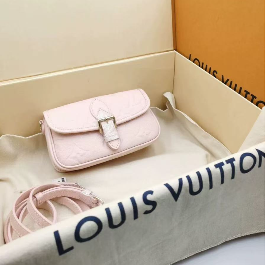 99新 LouisVuitton/路易威登 粉色全皮小法棍nano斜跨包/11590068