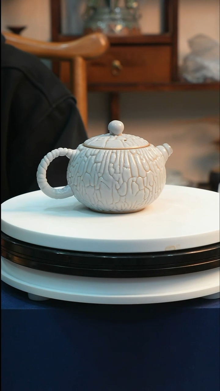 钧瓷月白釉西施壶