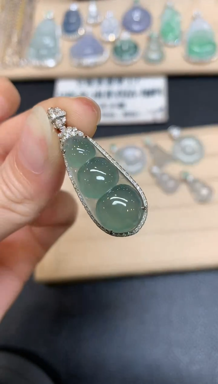 【闪购商品】翡翠颈饰18K金镶嵌福豆【无服务费