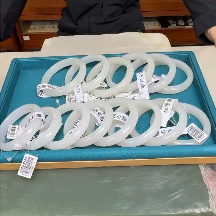 【倔老头工厂】新疆和田玉羊脂白玉手镯 润如油 玉镯 多样性发一