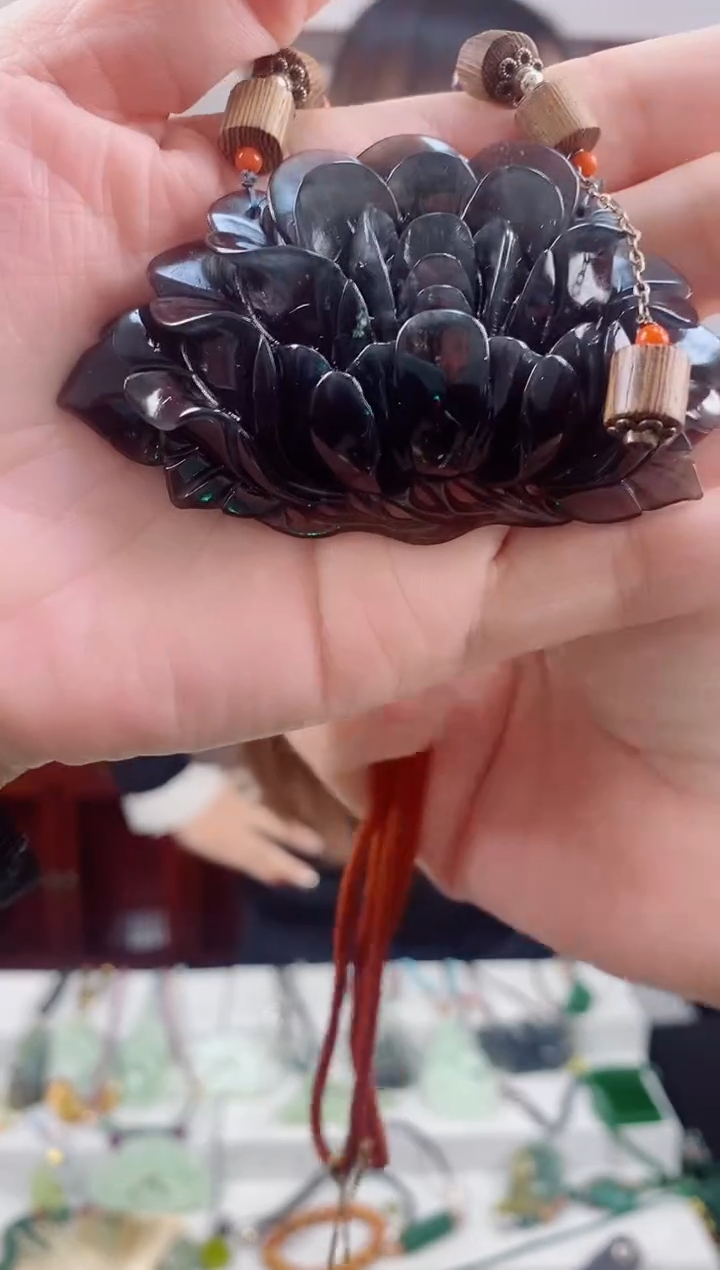 未镶嵌岫玉颈饰1