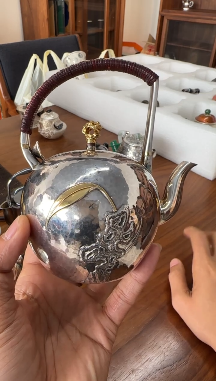 情***鬼寸发标 手造锤纹錾刻嵌金清风翠石 提梁壶
