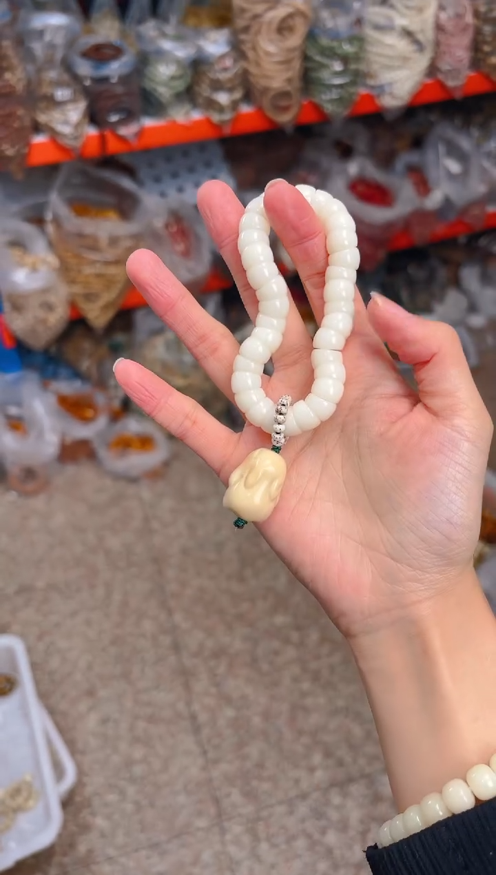 吊坠菩提根/象牙果白色大肠 风化趴趴兔