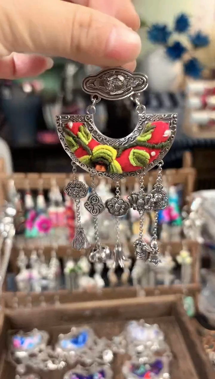 彩云南阁非遗老绣饰品715*