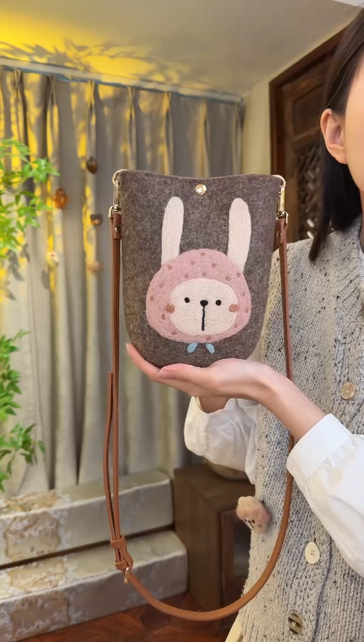 羊毛非遗羊毛毡包 手机包兔子