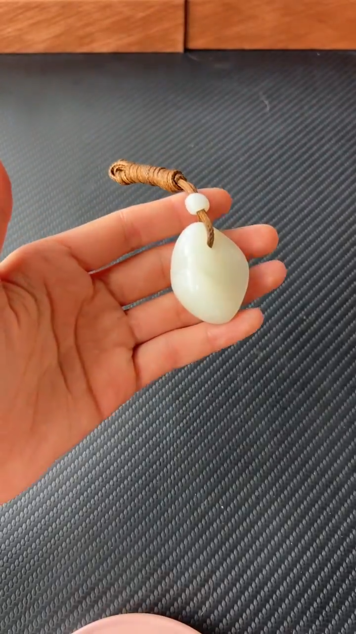 【闪购商品】和田玉吊坠(赠链)未镶嵌且末微色差米达