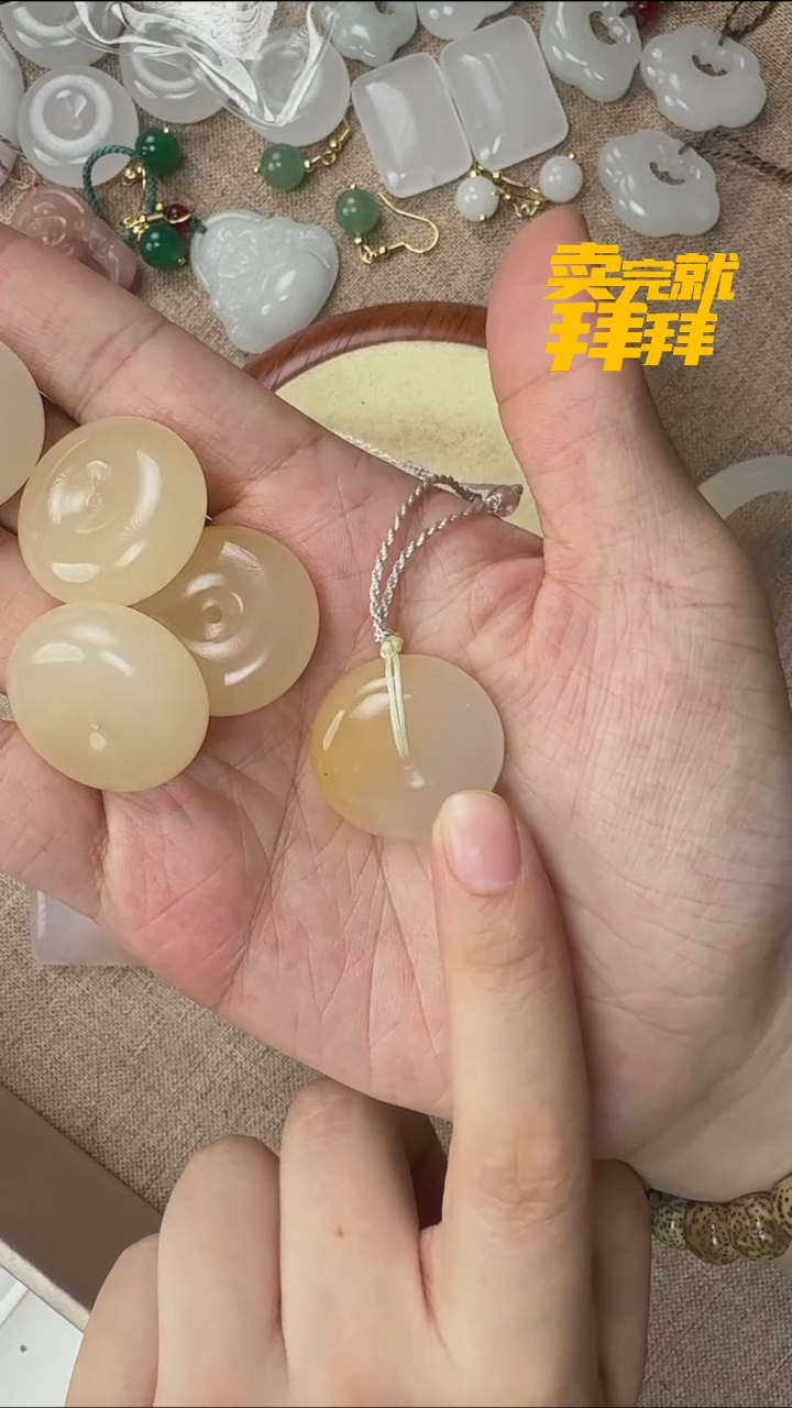 石英质玉手镯未镶嵌平安无事牌一口糖