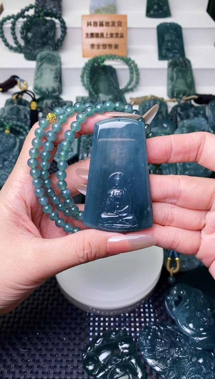 颈饰未镶嵌翡翠 