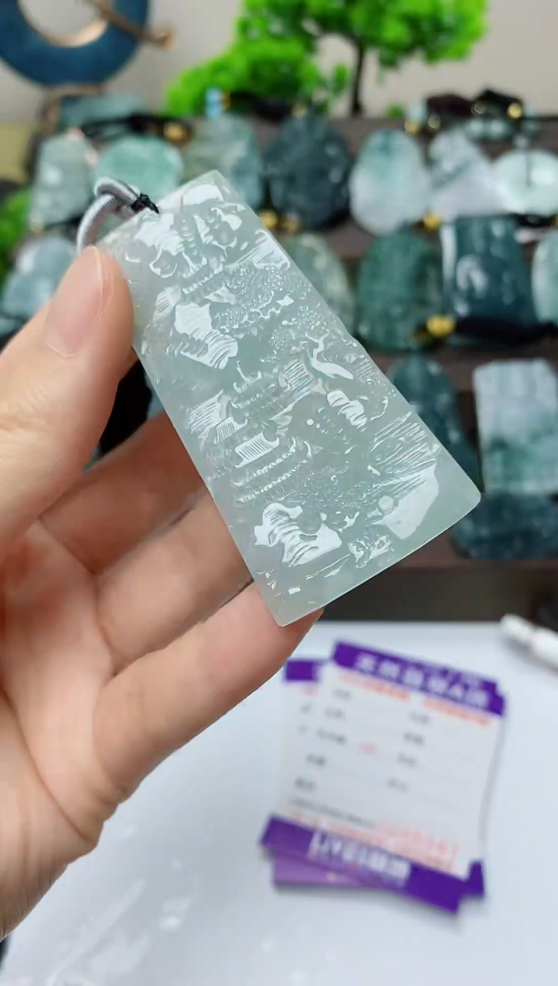 翡翠未镶嵌颈饰          