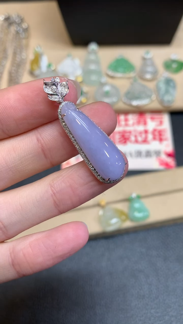 【闪购商品】翡翠颈饰18K金镶嵌福瓜【无服务费】