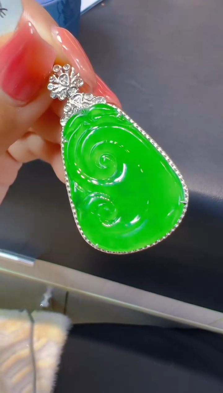 【闪购商品】翡翠吊坠(赠链)18K金镶嵌041     