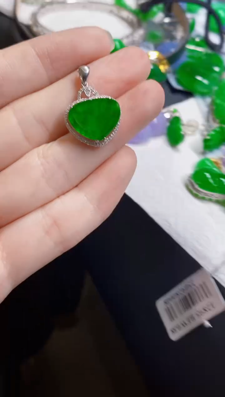 颈饰18K金镶嵌翡翠爱心