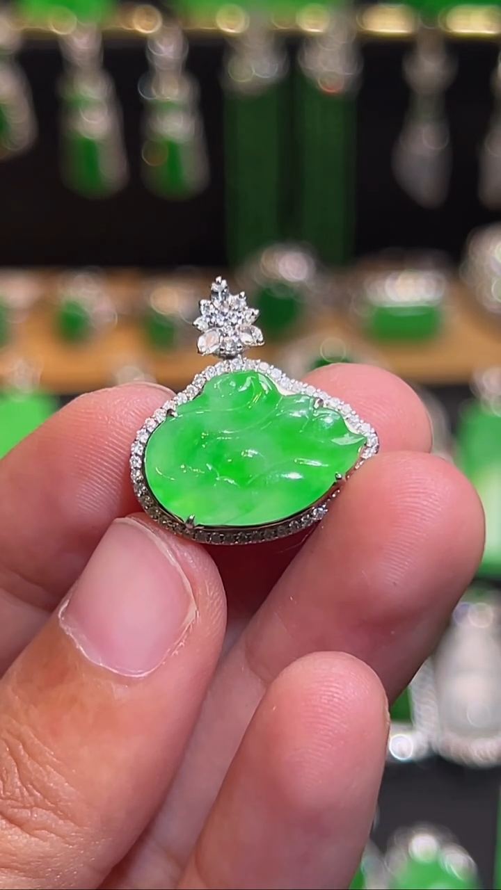 18K金镶嵌挂件翡翠吊坠