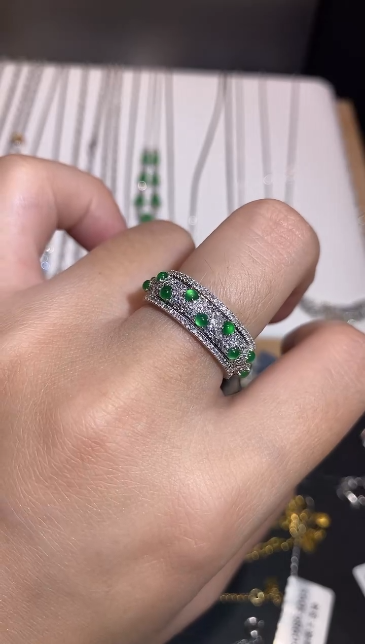 颈饰18K金镶嵌翡翠戒指