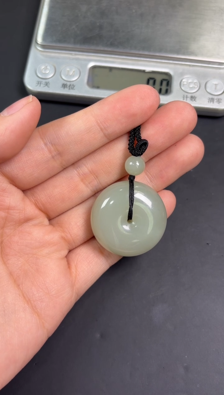 【闪购商品】和田玉吊坠(赠链)未镶嵌且末微色差近矿吊坠