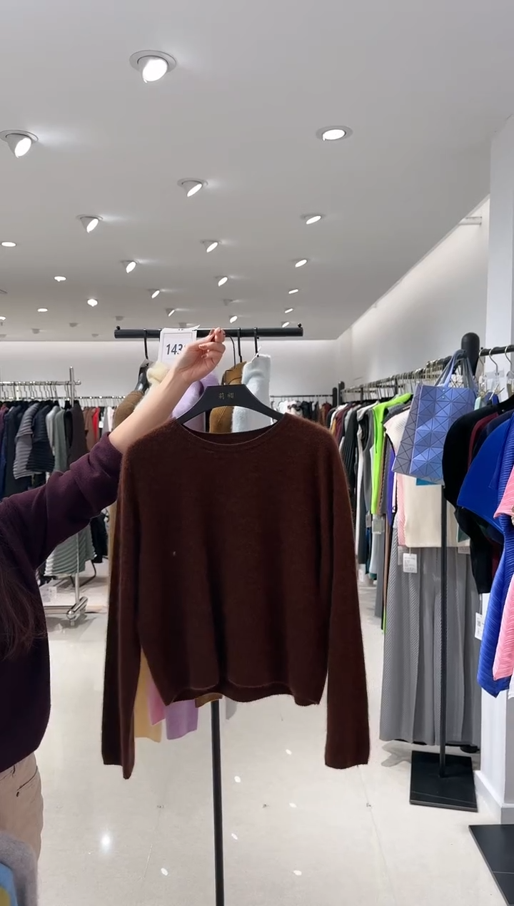 皮****粥咖色圆领毛衣