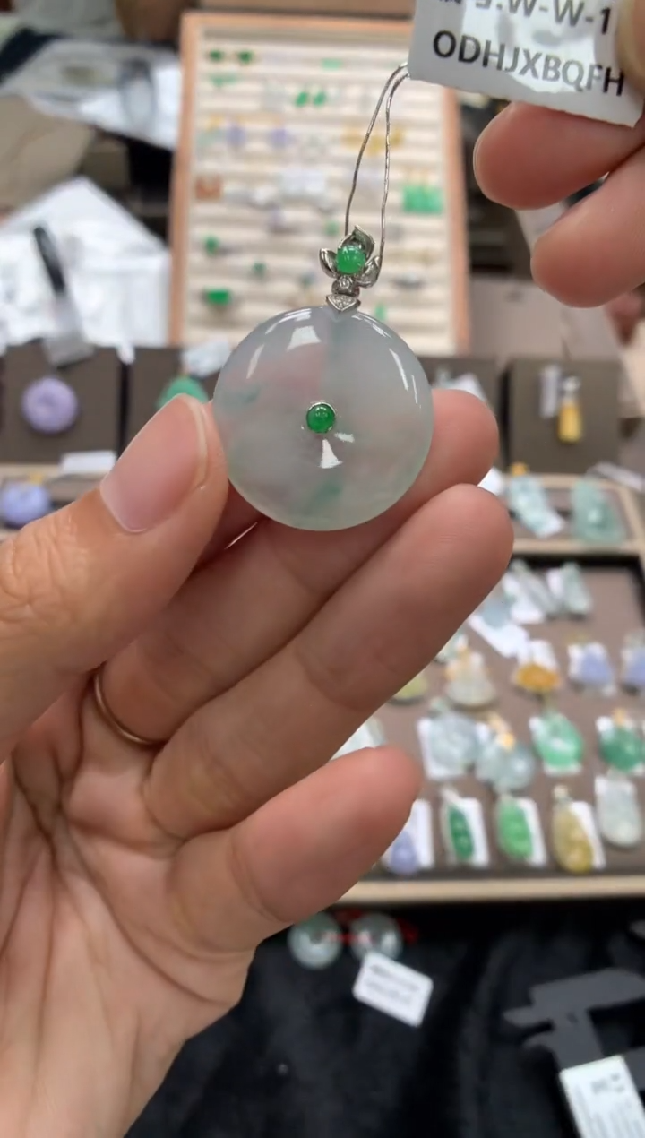 颈饰18K金镶嵌翡翠平安扣