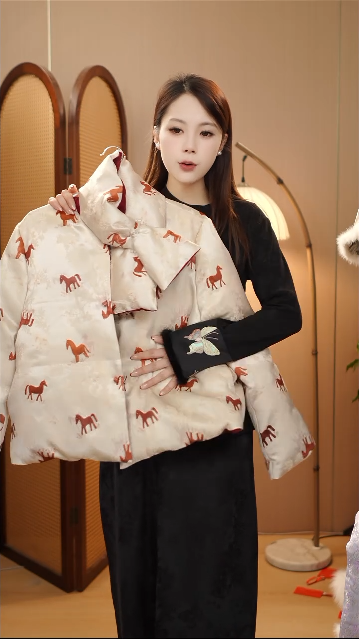 红马羽绒外套   送围脖  