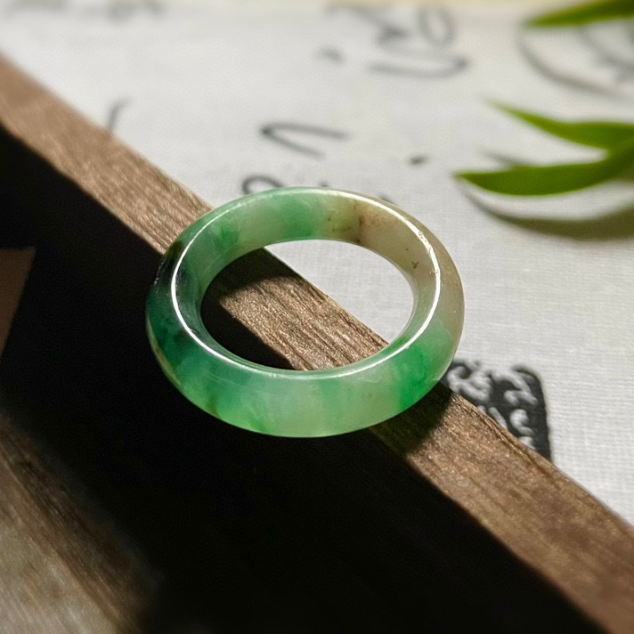 【静心】“半阙青衣”阳绿老翡翠袈裟环吊坠