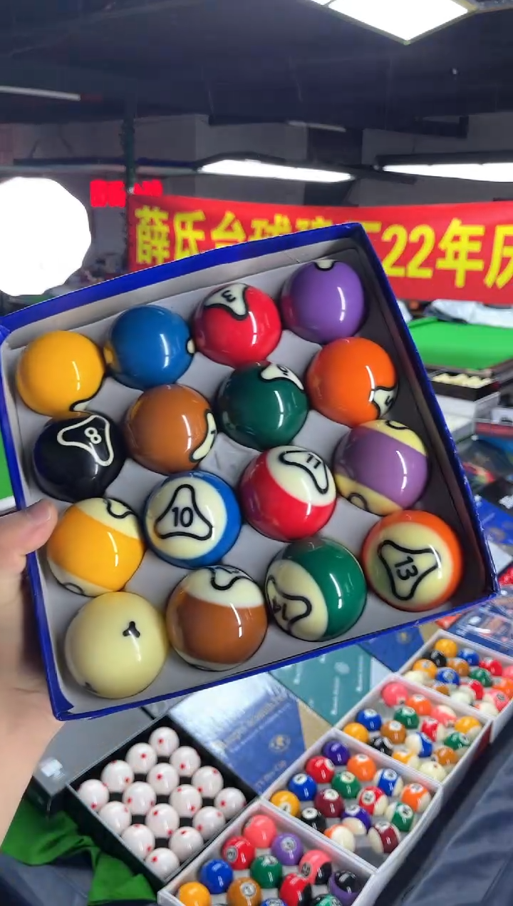 戴纳斯菲白金B级球