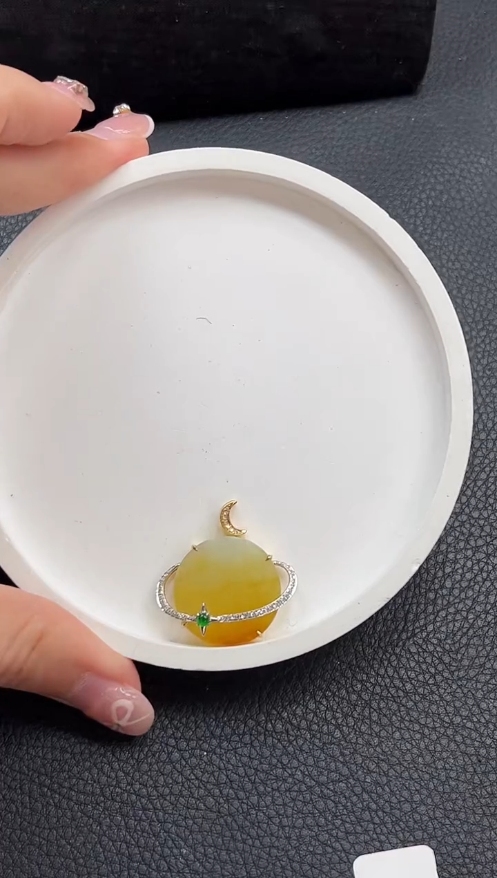 【闪购商品】翡翠颈饰18K金镶嵌日月星辰