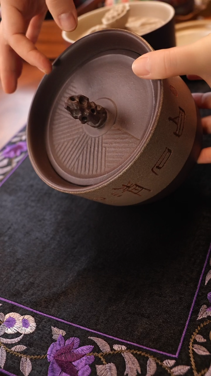 茶壶紫砂刻绘太湖石茶罐