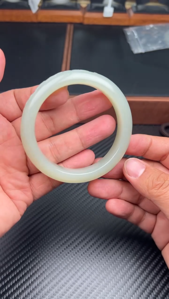 未镶嵌手镯和田玉且末微色差近矿58S