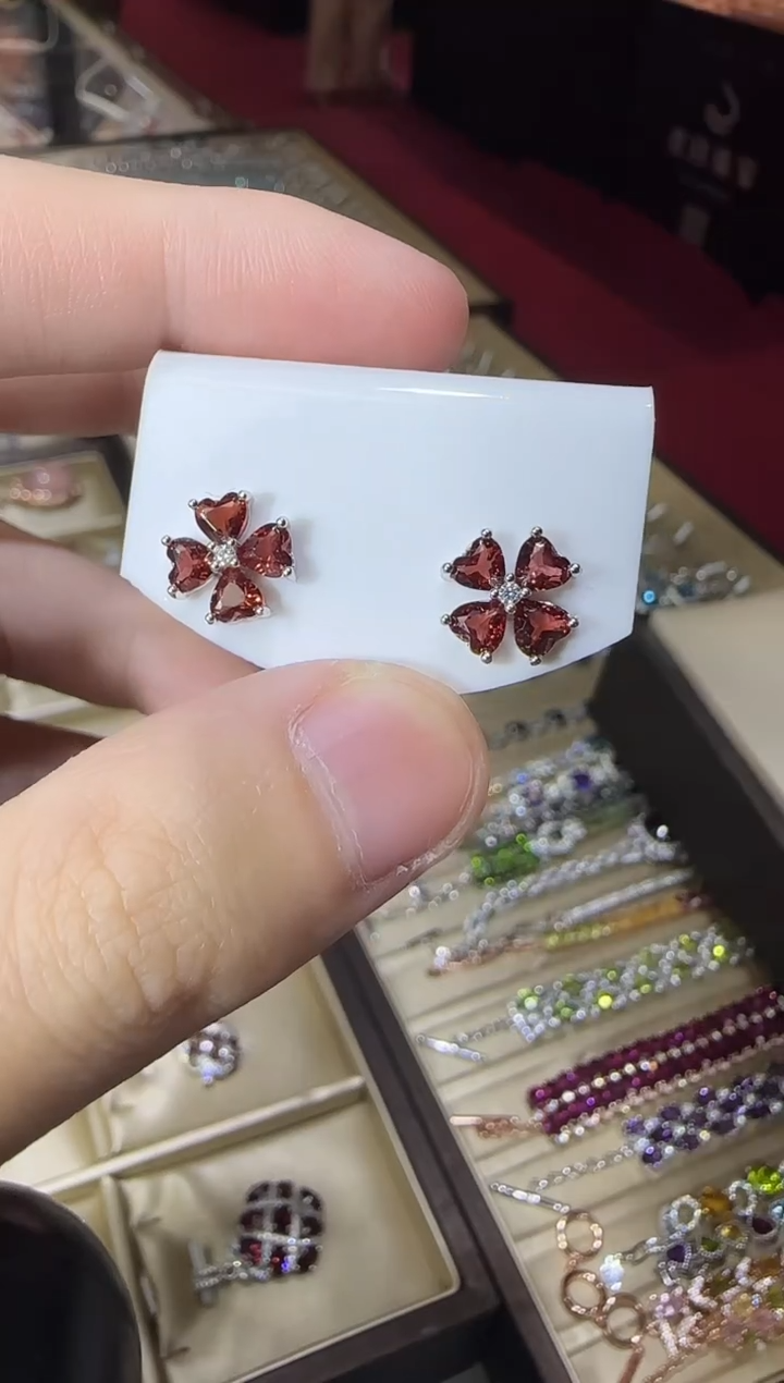 银S925镶嵌耳饰石榴石四叶花耳钉11mm