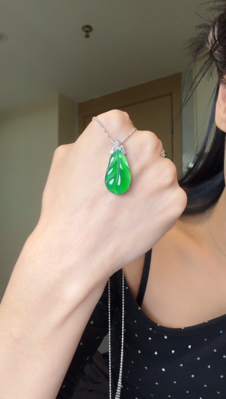 【闪购商品】翡翠吊坠(不含链)18K金镶嵌天然翡翠吊坠